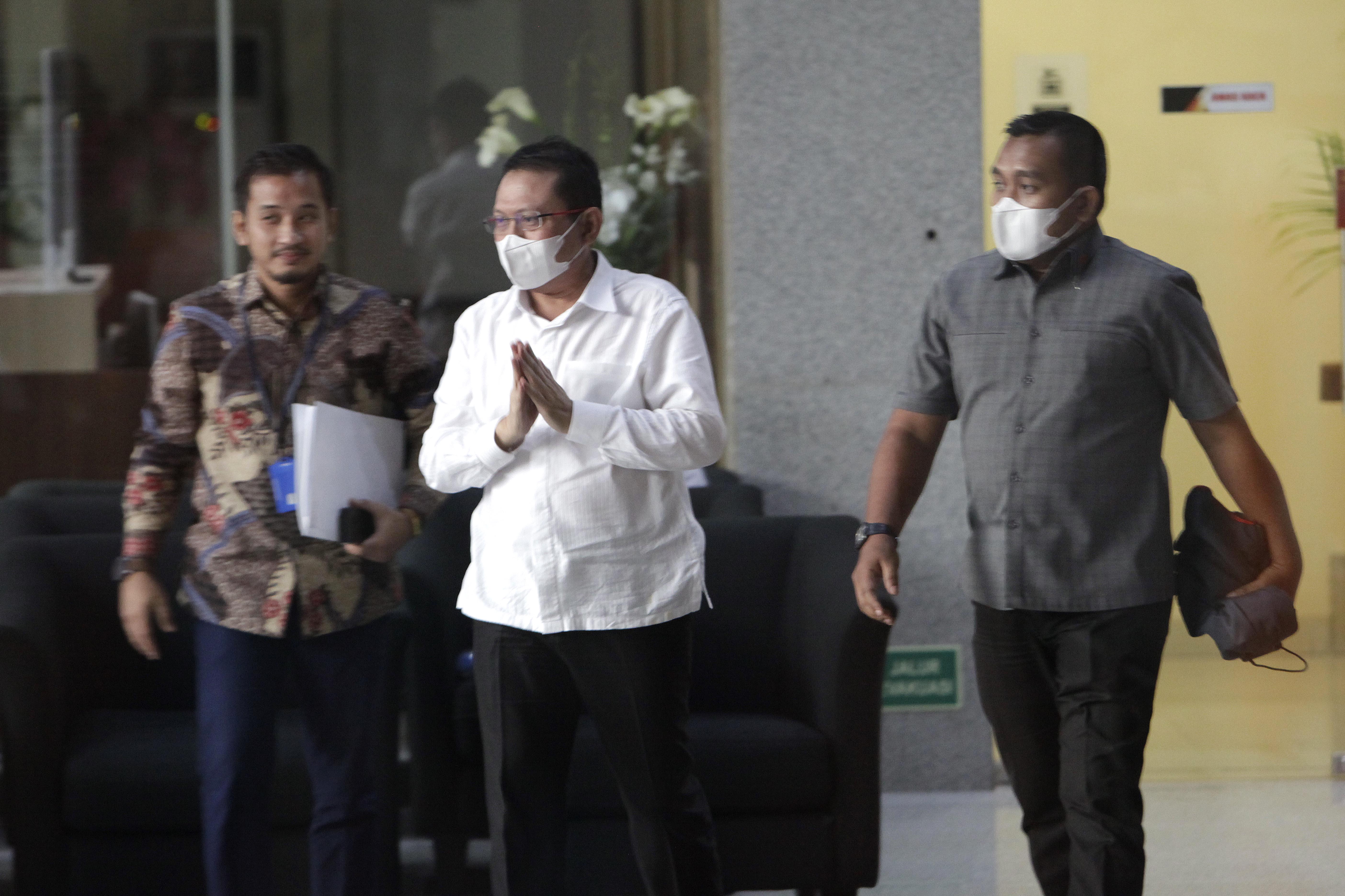 Sekretaris MA Hasbi Hasan berjalan keluar usai menjalani pemeriksaan sebagai tersangka di Gedung KPK, Jakarta, Rabu (24/5). 