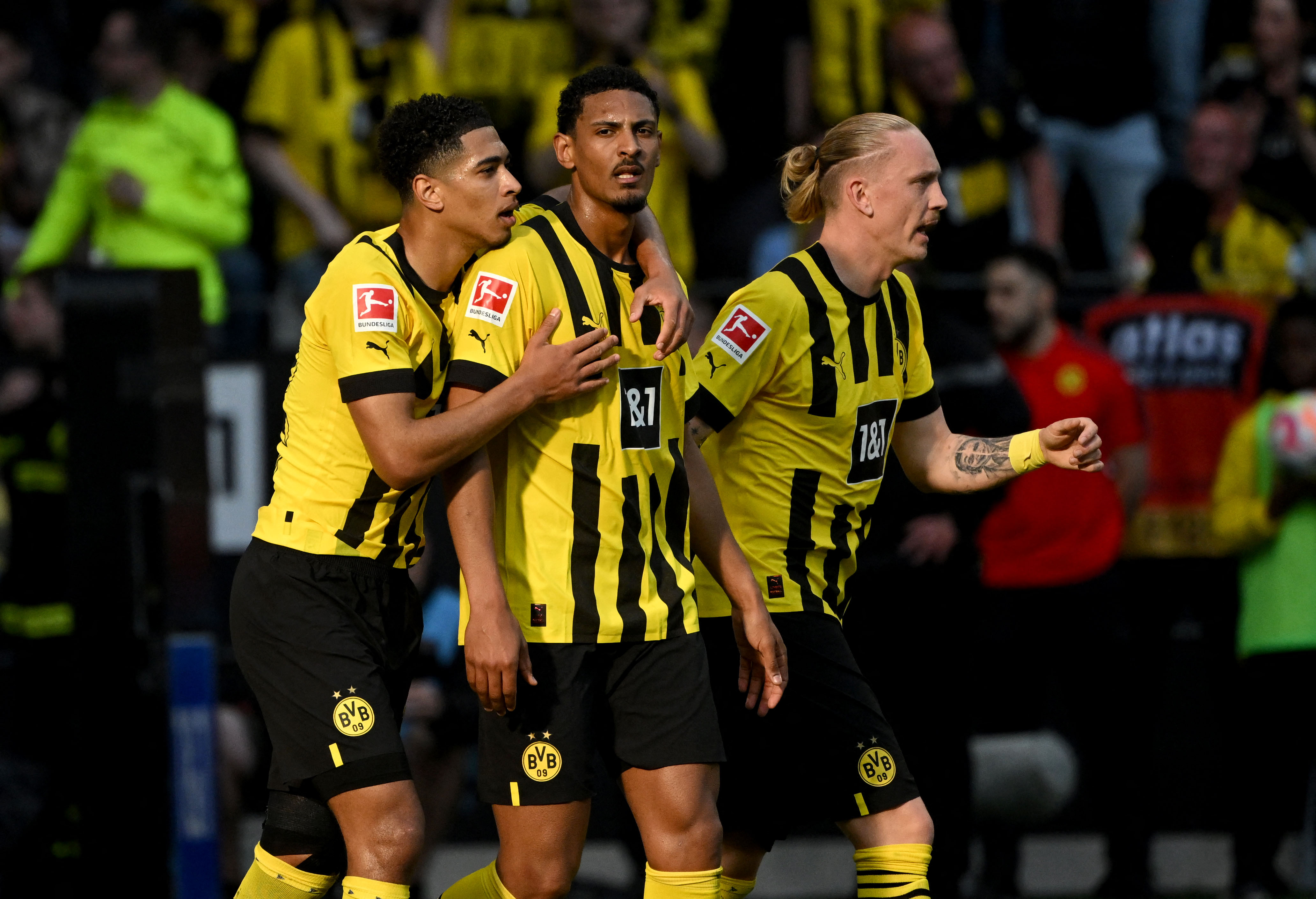 Penyerang Borussia Dortmund Sebastien Haller (tengah) melakukan selebrasi usai mencetak gol ke gawang Borussia Monchengladbach.