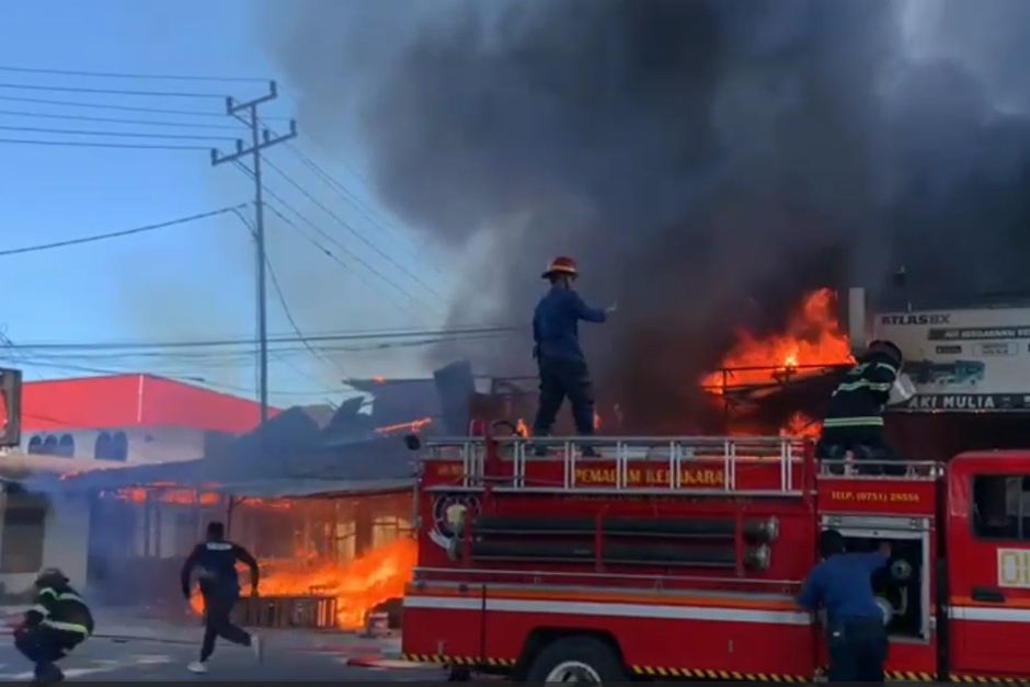 Lima Bangunan di Padang Hangus Terbakar, Kerugian Rp1 Miliar
