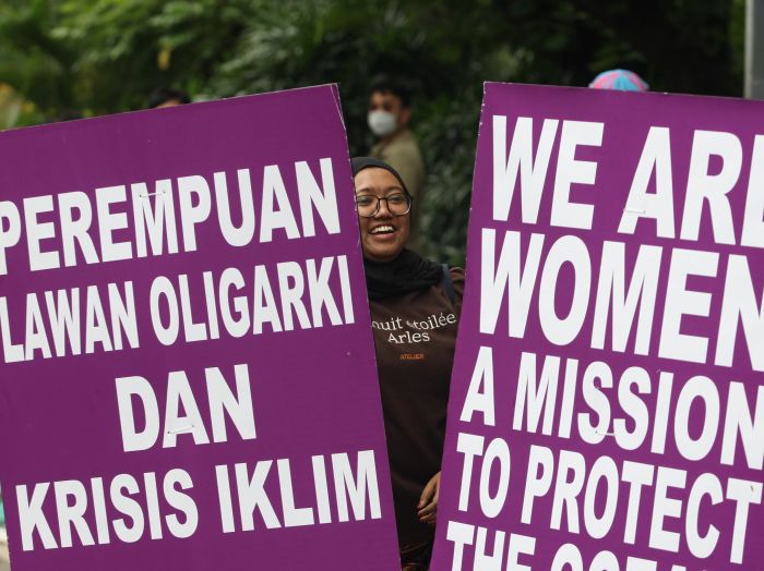 Peserta aksi membawa poster kampanye kesetaraan gender saat peringatan Hari Perempuan Sedunia atau International Womens Day di Jakarta. 