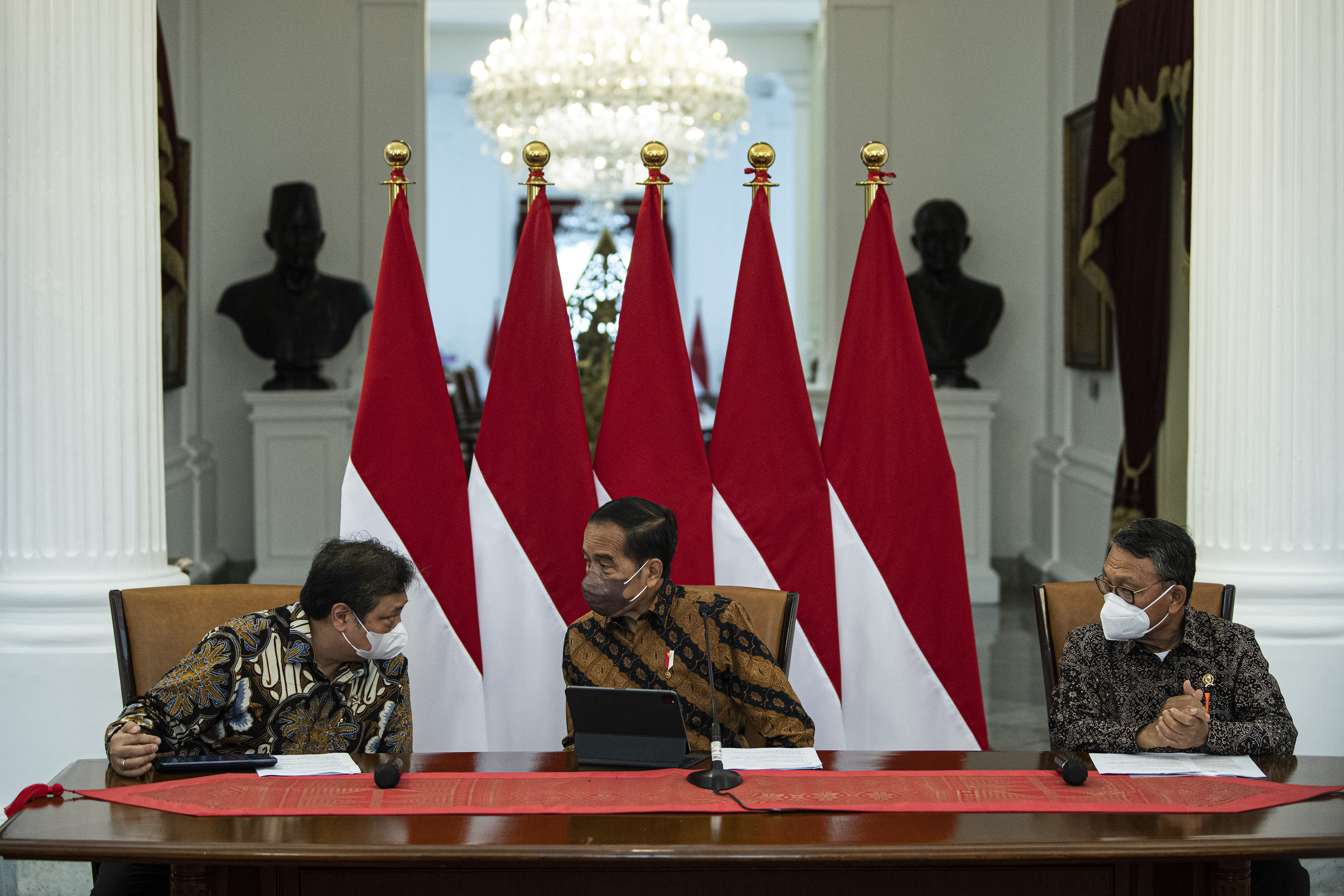 Menteri ESDM Arifin Tasrif (paling kanan) saat mengumumkan rencana penghentian ekspor bijih bauksit di Istana Merdeka, Jakarta, pada 2022.