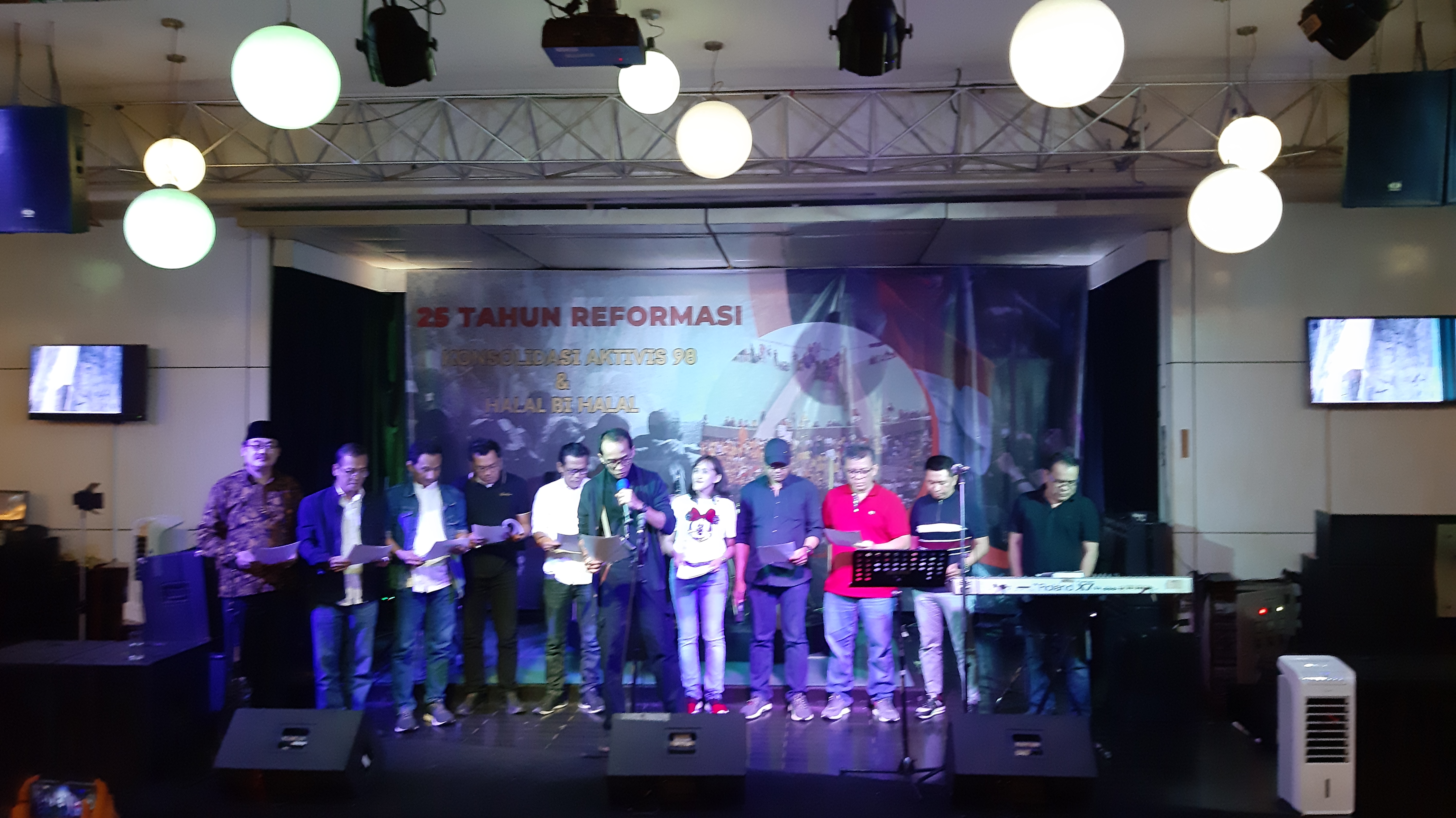 Aktivis 1998 mengeluarkan Maklumat kebangsaan