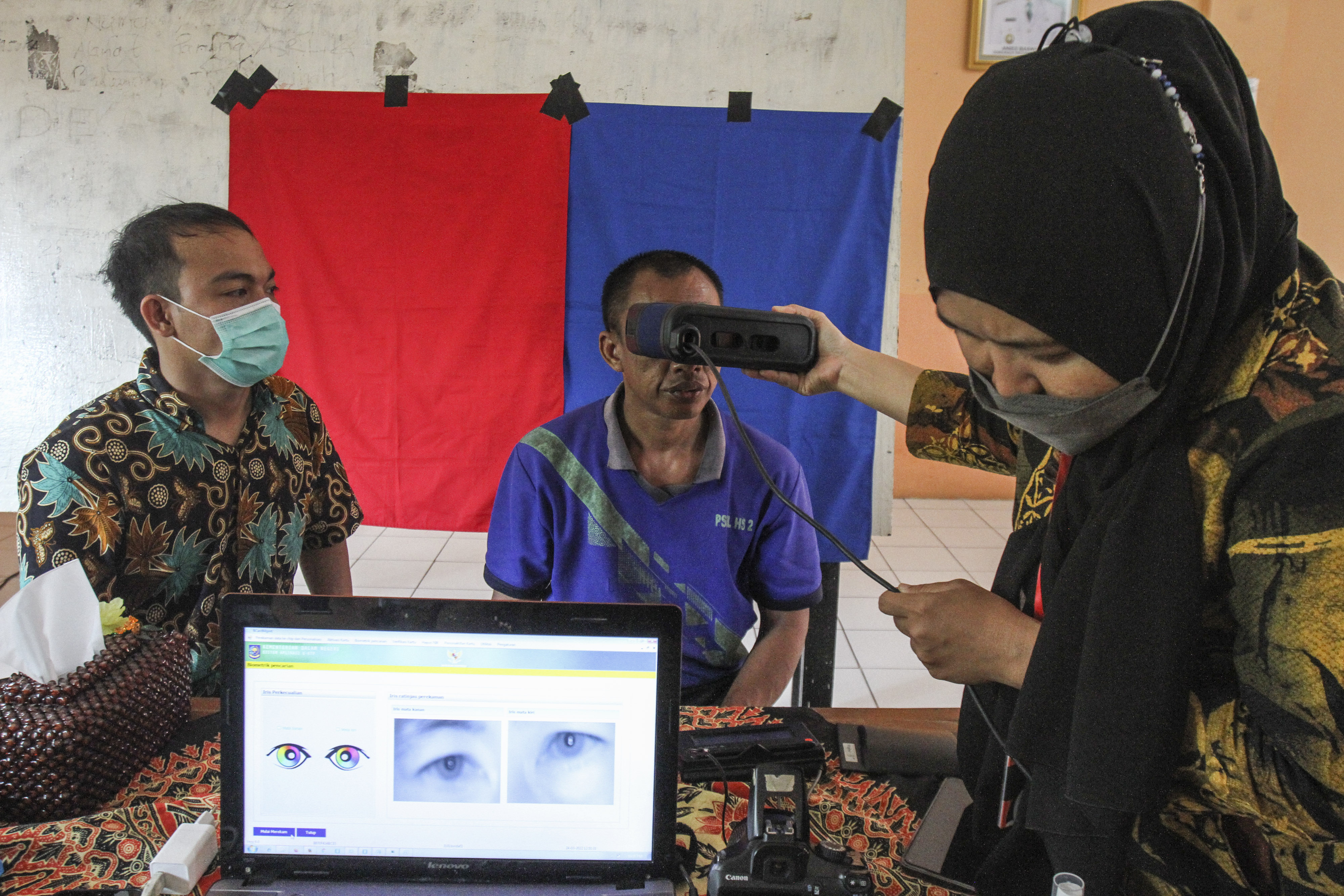 Petugas Disdukcapil melakukan perekaman E-KTP di Panti Sosial Bina Laras Harapan Sentosa 2 Budi Murni, Cipayung, Jakarta.
