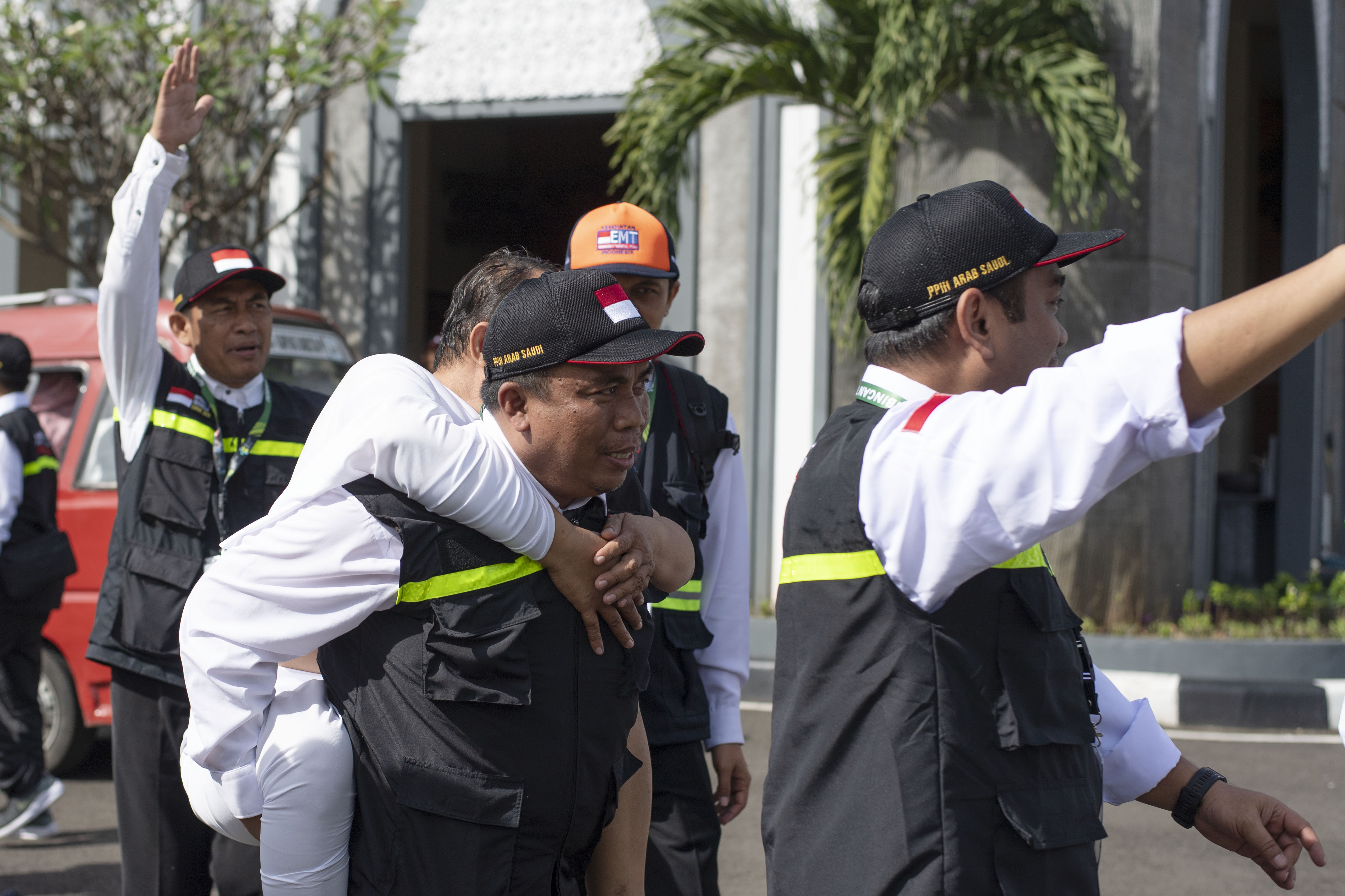 Petugas menggendong jemaah haji saat gladi posko pelaksanaan haji 1444 H/ 2023 M di Asrama Haji Pondok Gede, Jakarta.