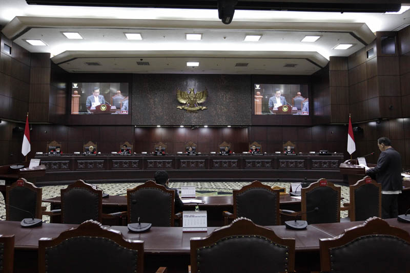 MK dinilai sudah terbelah saat memberikan vonis perubahan masa jabatan pimpinan KPK.