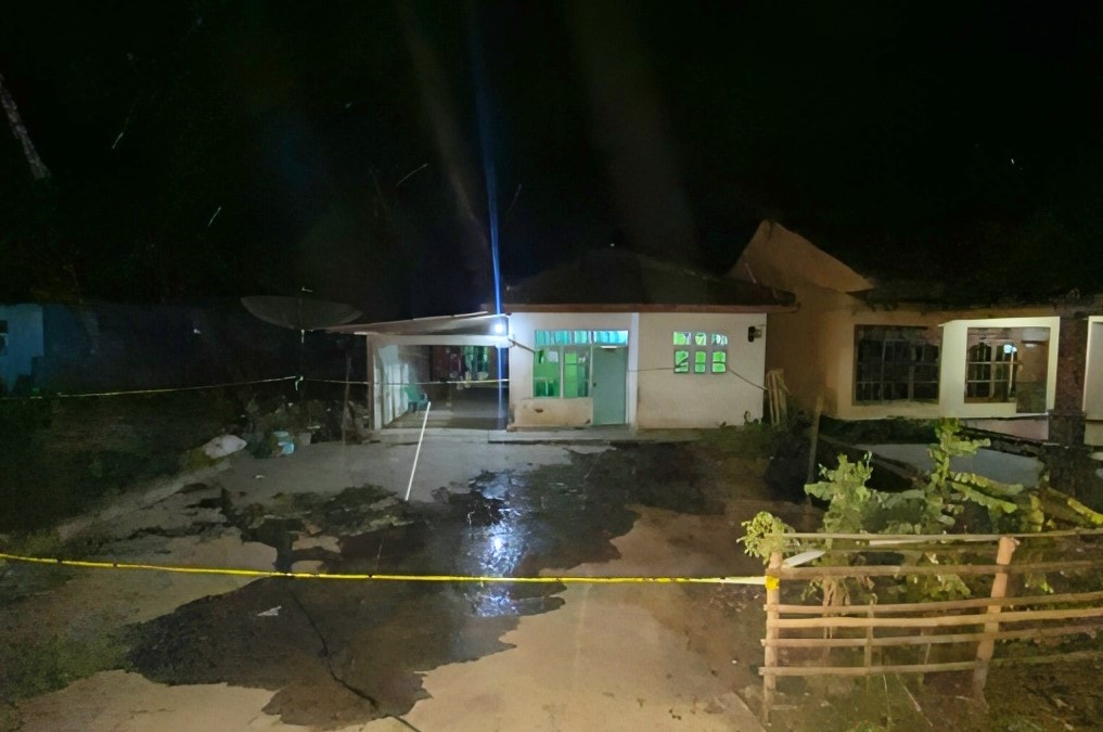 Rumah pelaku penembakan di kantor MUI, Jakarta, Mustopa, di Pesawaran, Lampung disegel polisi pada Selasa (2/5).