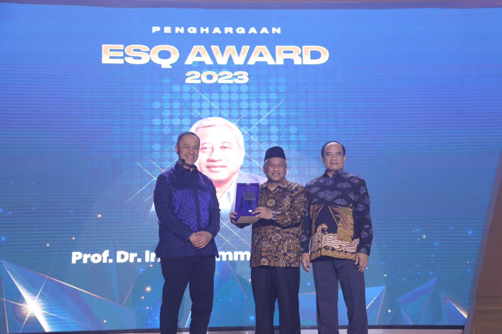 Mantan Mendiknas Muhammad Nuh (tengah) mendapat penghargaan ESQ Award 2023.