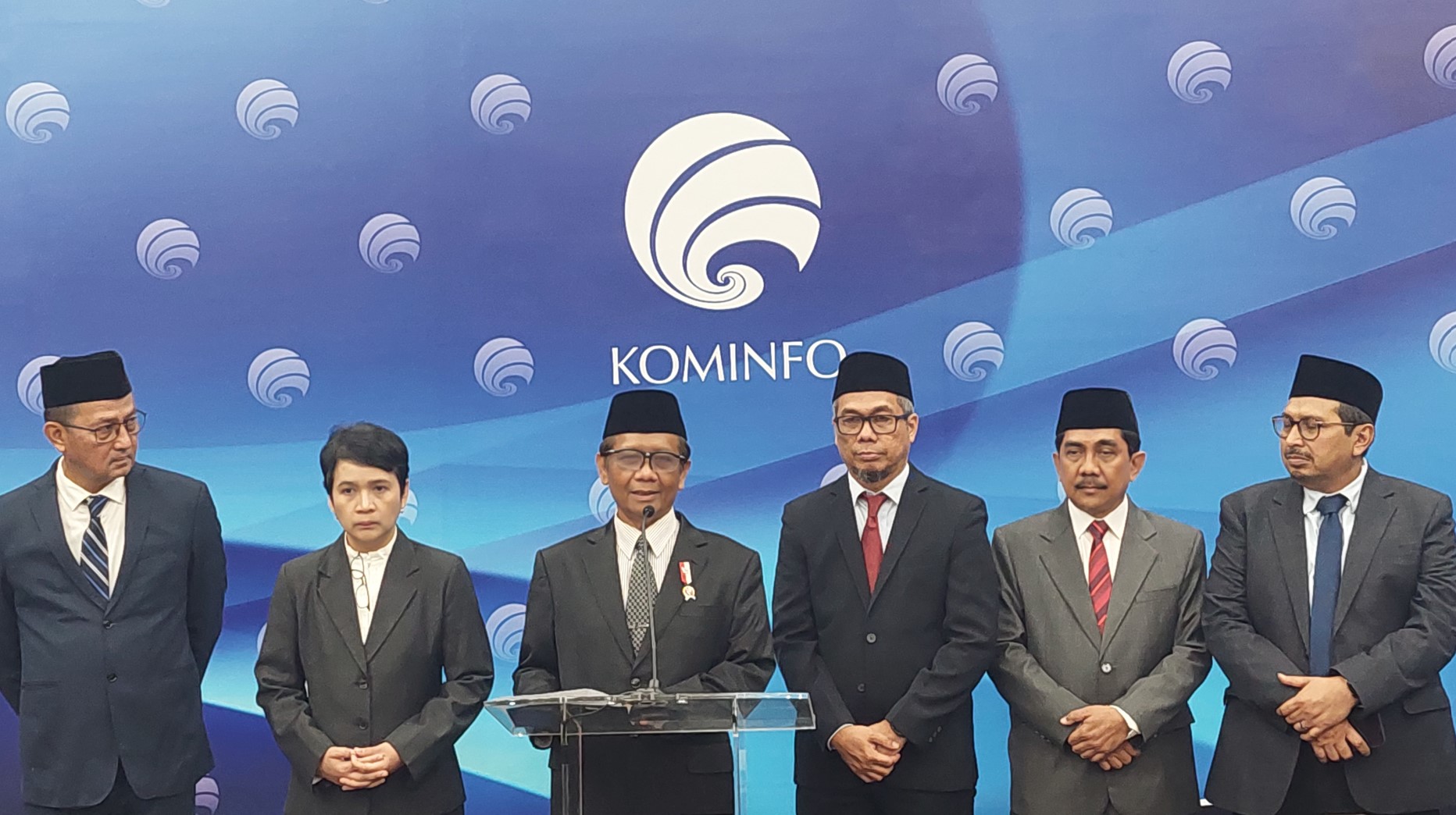 elaksana tugas (Plt) Menteri Komunikasi dan Informatika (Menkominfo) Mahfud MD (tengah).
