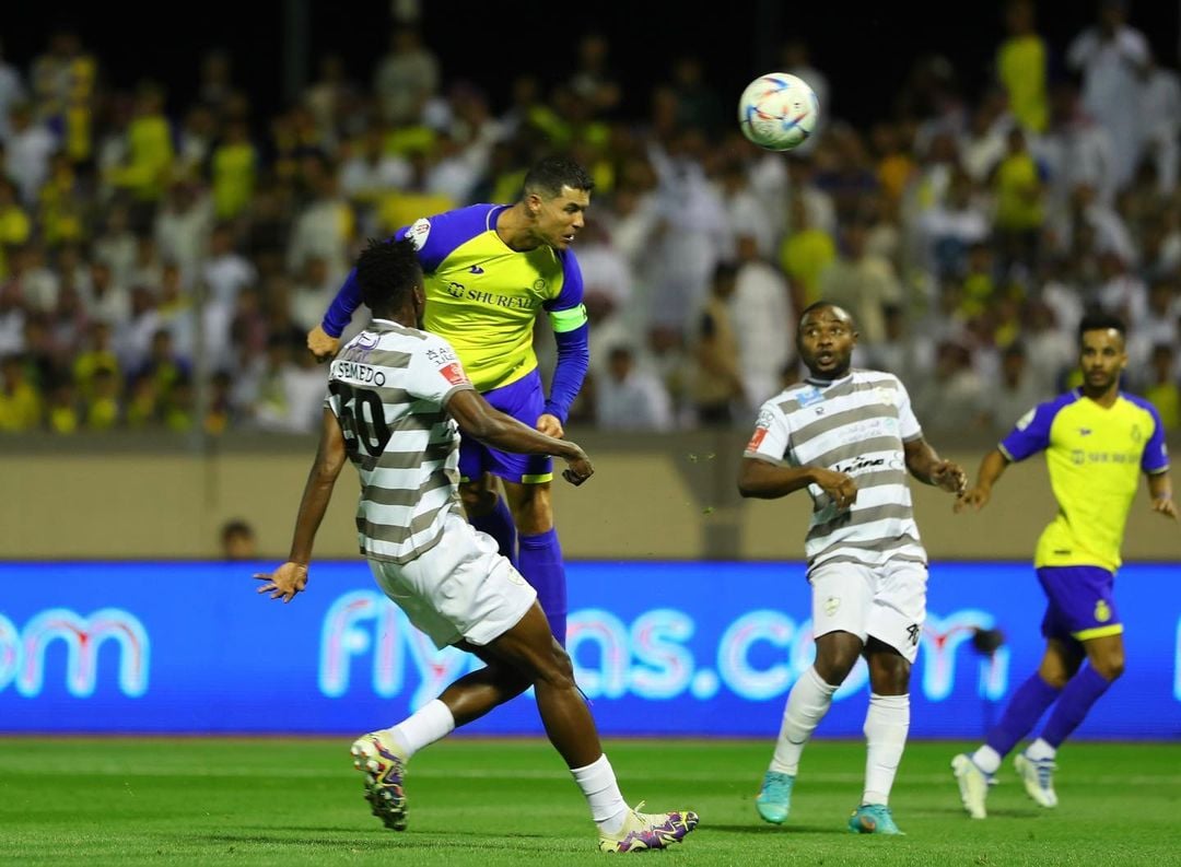 Aksi Cristiano Ronaldo dalam laga Al Nassr melawan Al Ta'ee, Rabu (17/5).