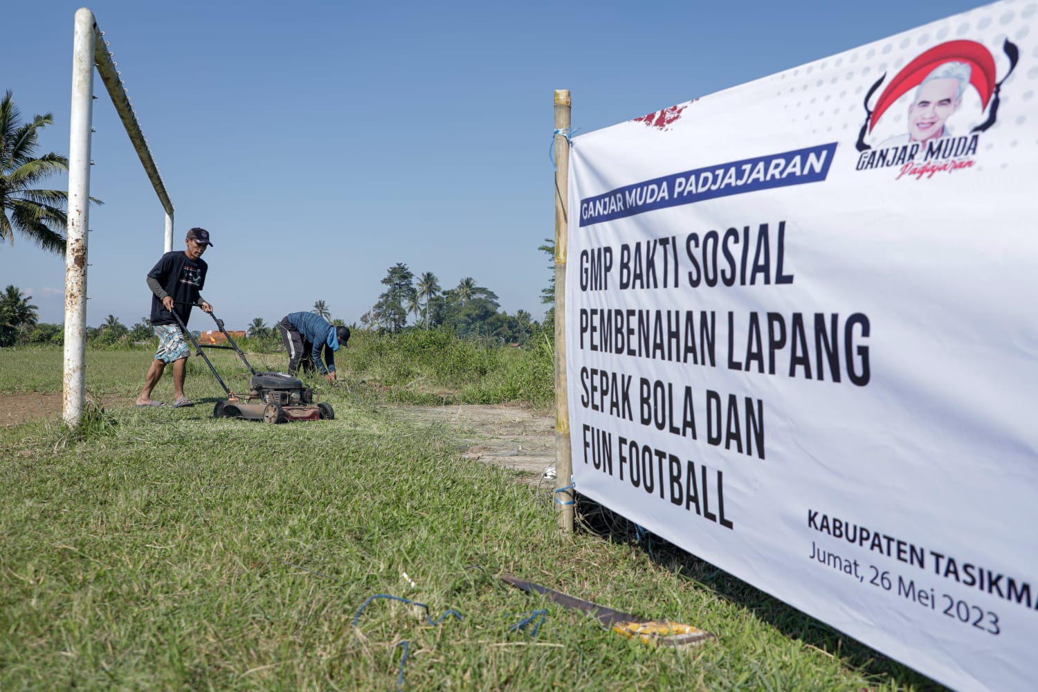 Pembenahan Lapangan sepak bola di Singaparna, Tasikmalaya, Jawa Barat