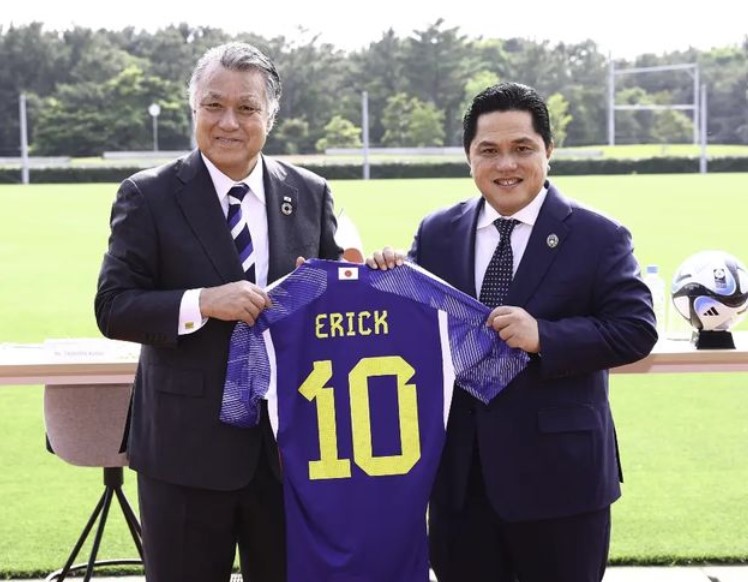 Ketua Umum PSSI Erick Thohir (kanan) bersama Presiden JFA Tashima Kohzo