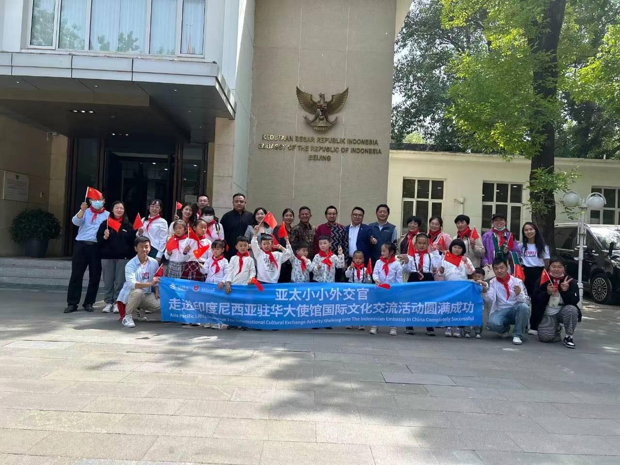 Belasan siswa SD di Tiongkok berkunjung ke KBRI Beijing, Selasa (2/5).