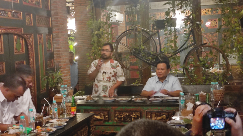 Prabowo mengaku terdadak dan terhormat mendapatkan dukungan dari relawan Gibran untuk Pilpres 2024.