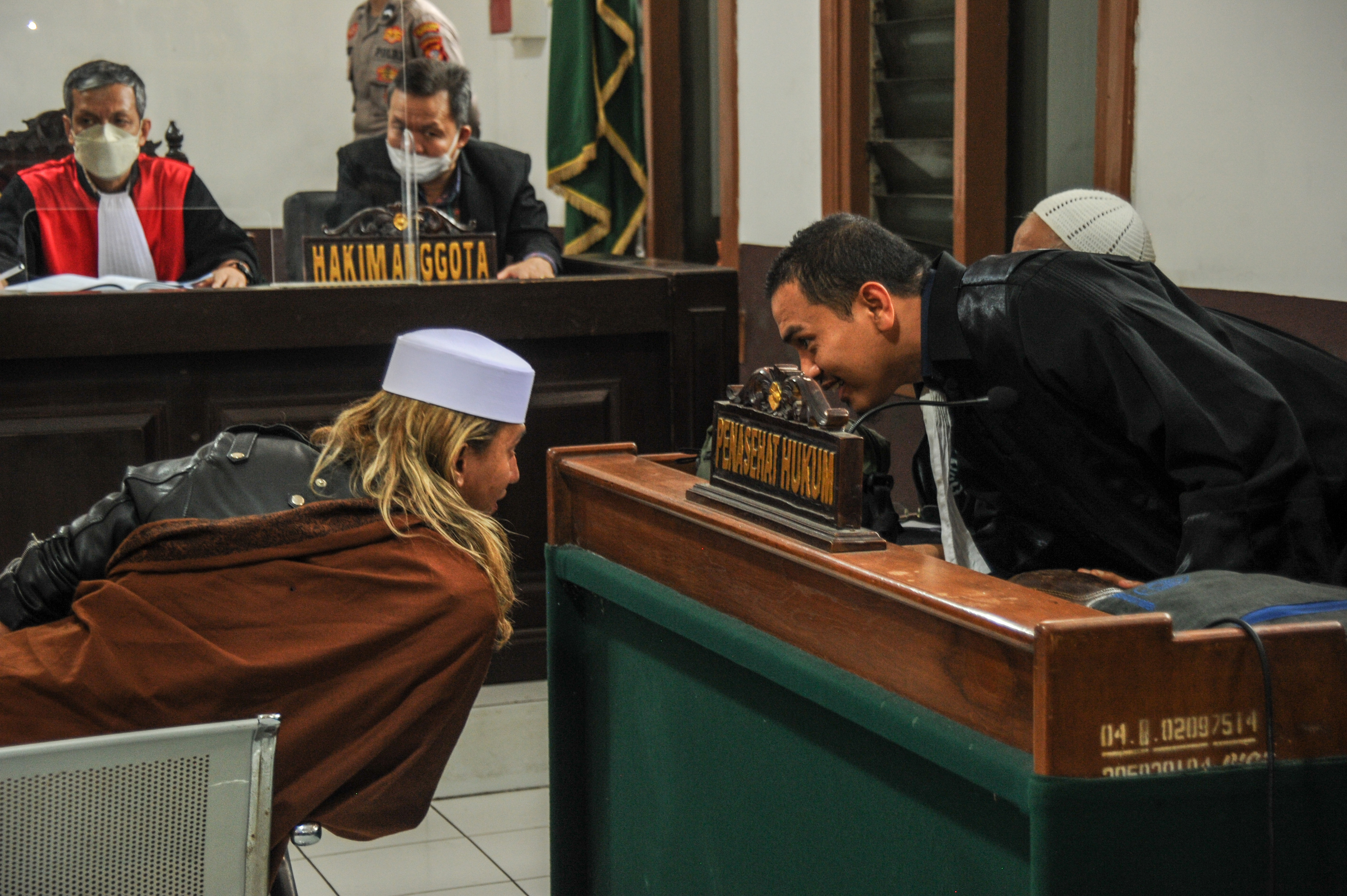 Bahar Bin Smith (kiri) berbincang dengan kuasa hukum saat menjalani sidang lanjutan di PN Bandung (28/7/2022).