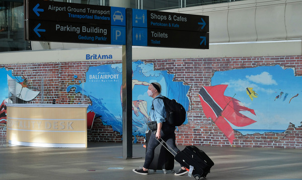 Wisatawan mancanegara yang datang di Bandara I Gusti Ngurah Rai, Bali.