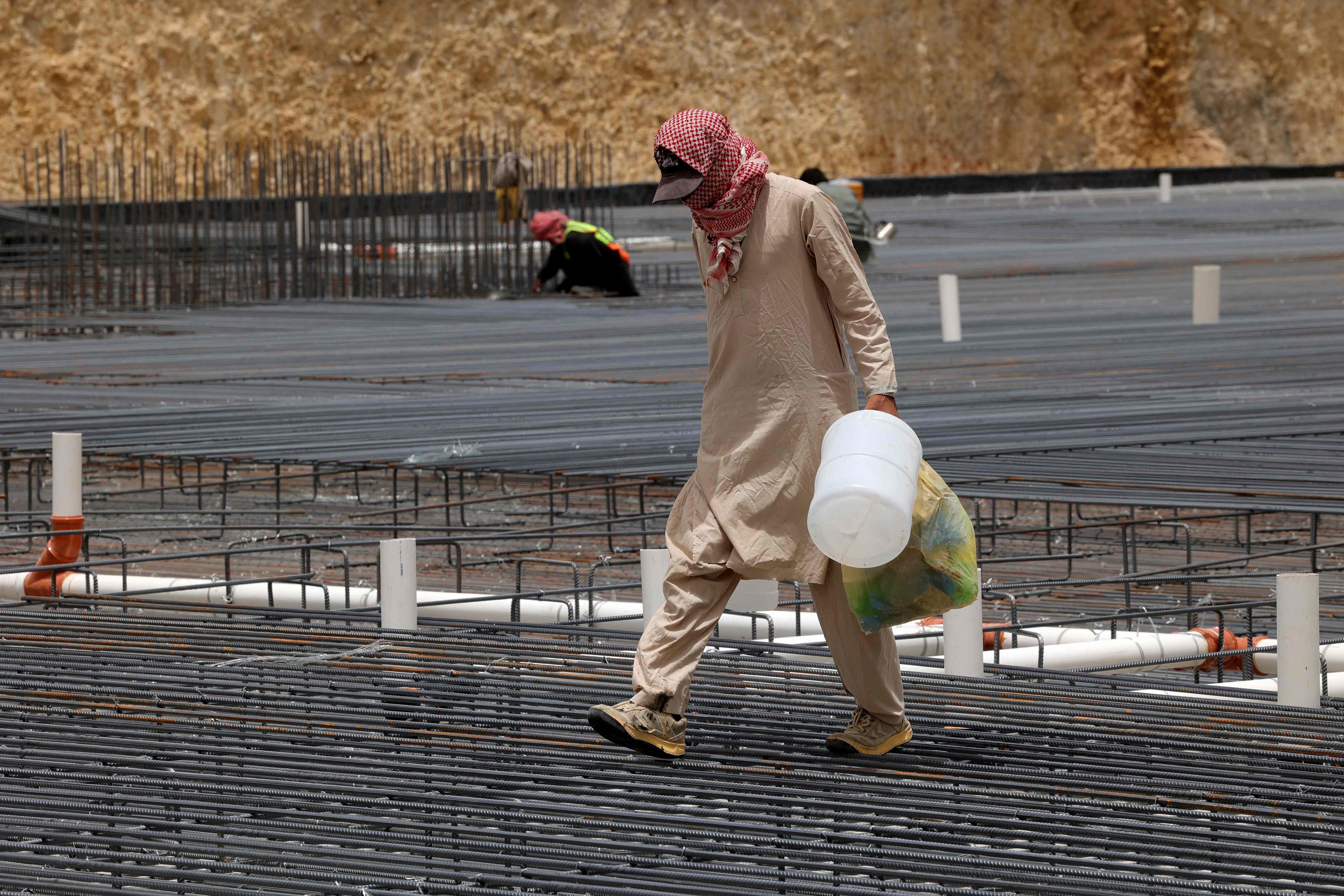 Para pekerja konstruksi di Arab Saudi yang bekerja di tengah cuaca panas
