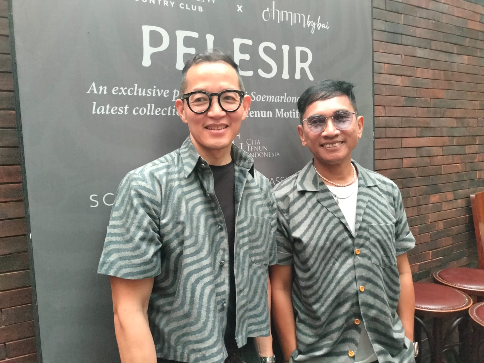 Joe Lim mengenakan baju galaran motif diagonal (kiri) dan Bai mengenakan baju galaran motif horizontal.