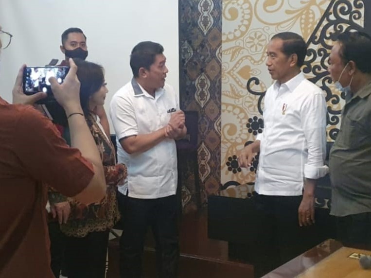 Silfester Matutina (kiri) berbincang dengan Jokowi.