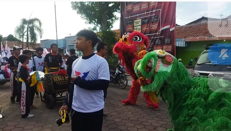 Aksi barongsai yang mengiringi pendaftaran Bacaleg Perindo Kota Tegal di halaman KPU Kota Tegal. 