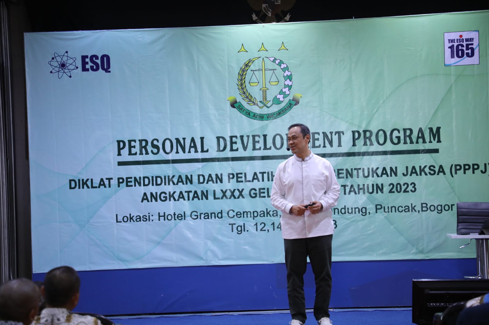 Founder ESQ Group Ary Ginanjar Agustian saat memberikan motivasi kepada 400 jaksa muda 