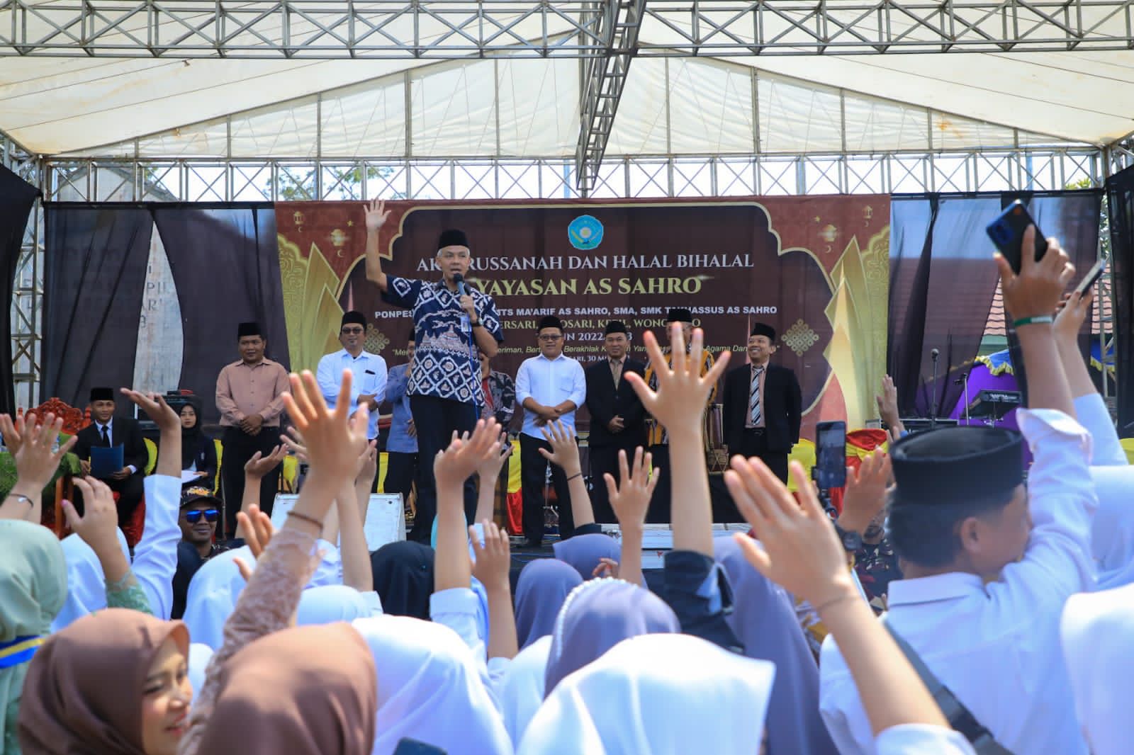 Gubernur Jawa Tengah Ganjar Pranowo menghadiri kelulusan pelajar dan halal bihalal santri di Yayasan As Sahro,