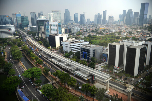 Proyek pengerjaan konstruksi LRT Jabodebek Cawang-Dukuh Atas.
