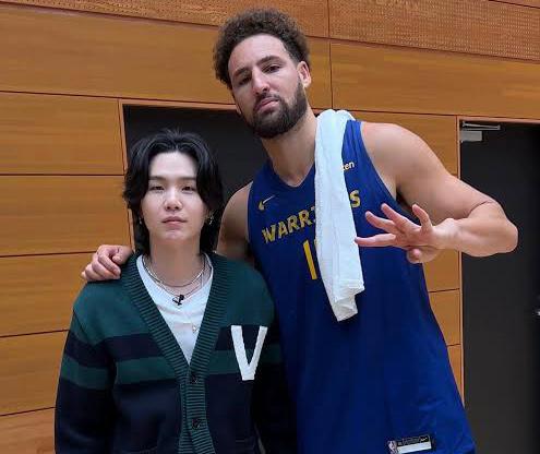 Suga BTS hadir untuk memeriahkan Final NBA 2023. 