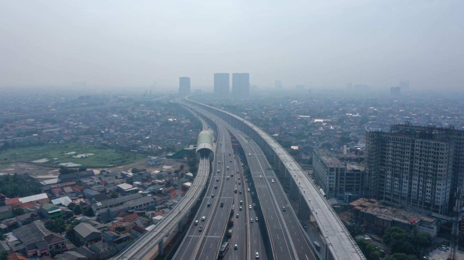 Tol layang yang membentang dari wilayah Jakarta hingga ke Cikampek sepanjang 36,84 km diberi nama jalan Layang MBZ. 