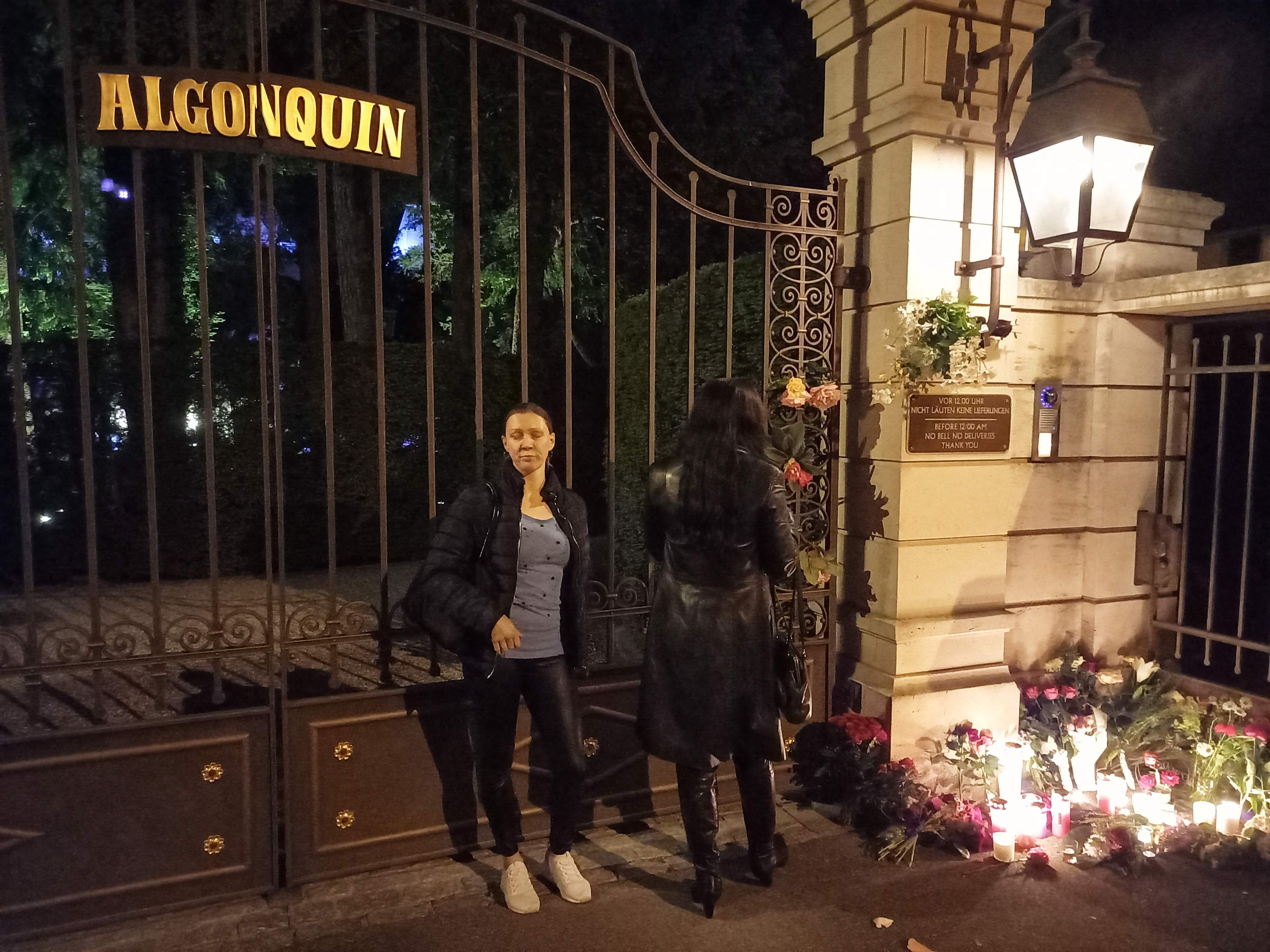 Penggemar meletakkan bunga dan menyalakan lilin di depan kediaman Tina Turner di Swiss.