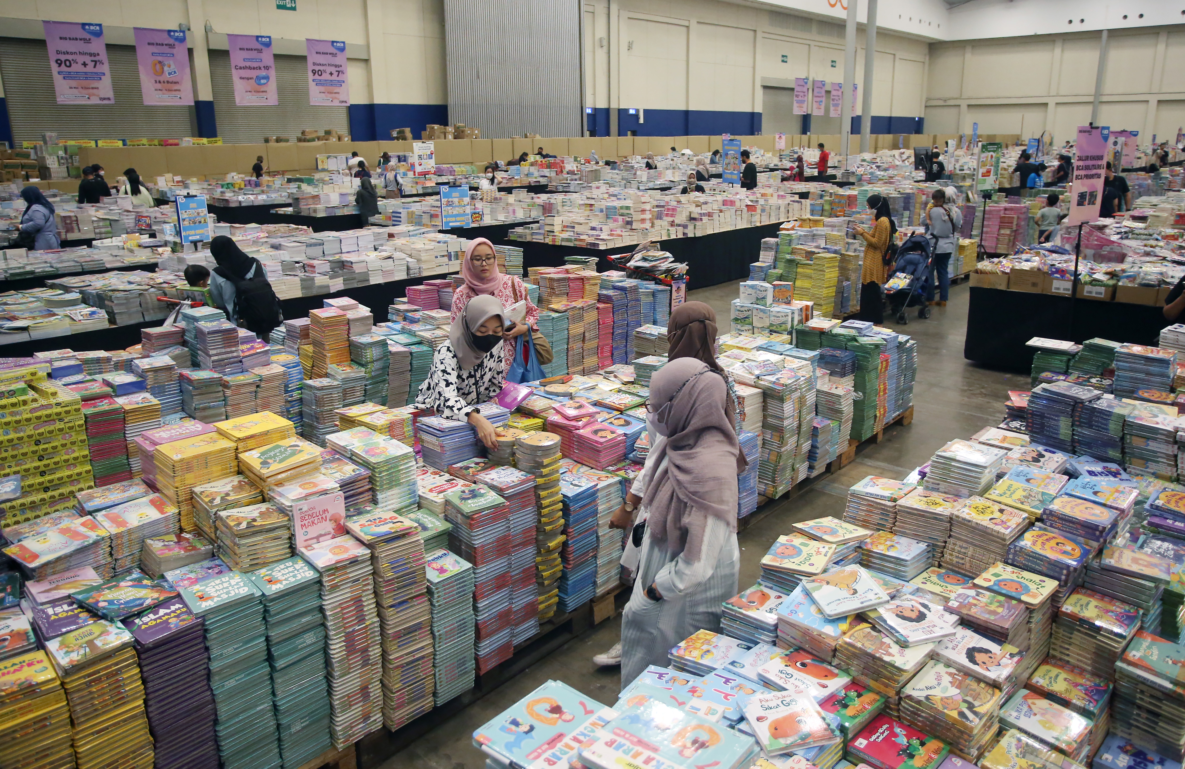 Pengunjung memilih buku yang akan dibeli pada pameran buku Big Bad Wolf (BBW) 2023 di ICE BSD, Tangerang, Banten, Kamis (25/5/2023).
