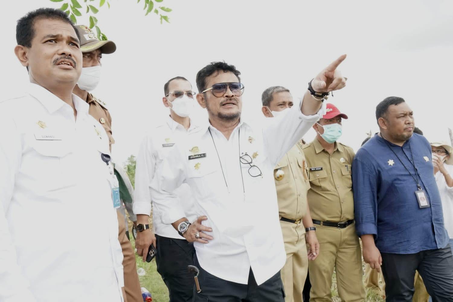 Menteri Syahrul Yasin Limpo (sedang menunjuk) saat memantau di lahan pertanian.