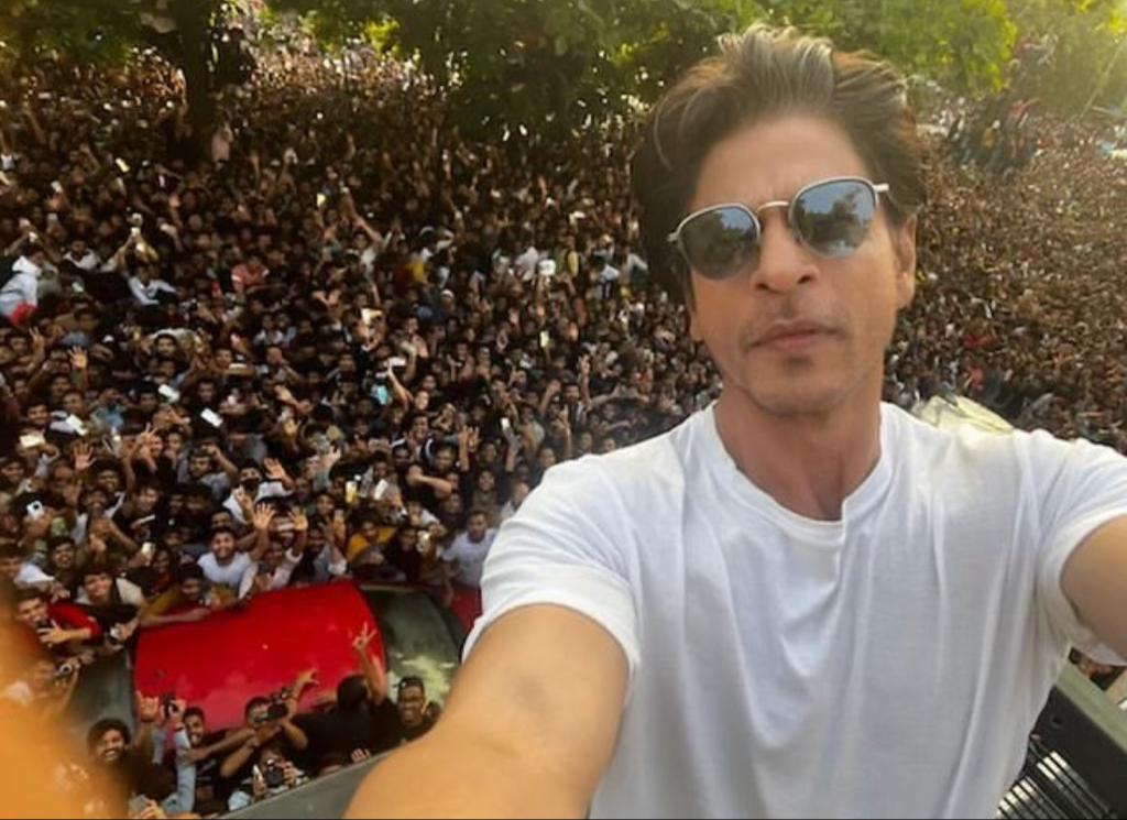 Shah Rukh Khan selfie bersama ribuan penggemar saat hari ulang tahunnya