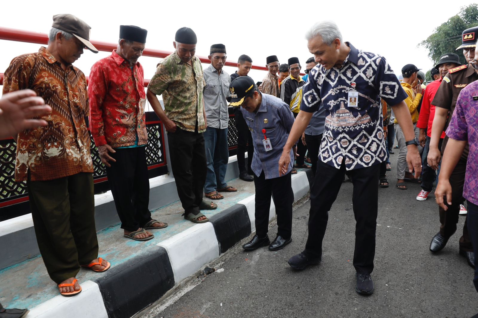 Gubernur Jawa Tengah Ganjar Pranowo meninjau pembangunan Jembatan Keseneng Wonosobo