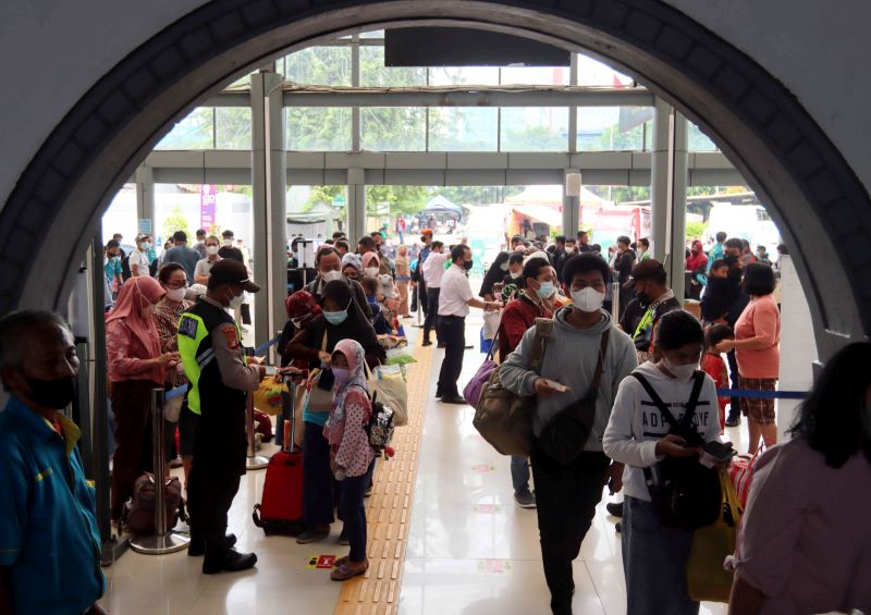  Suasana Stasiun Pasar Senen, Jakarta, yang dipadati penumpang saat arus mudik.