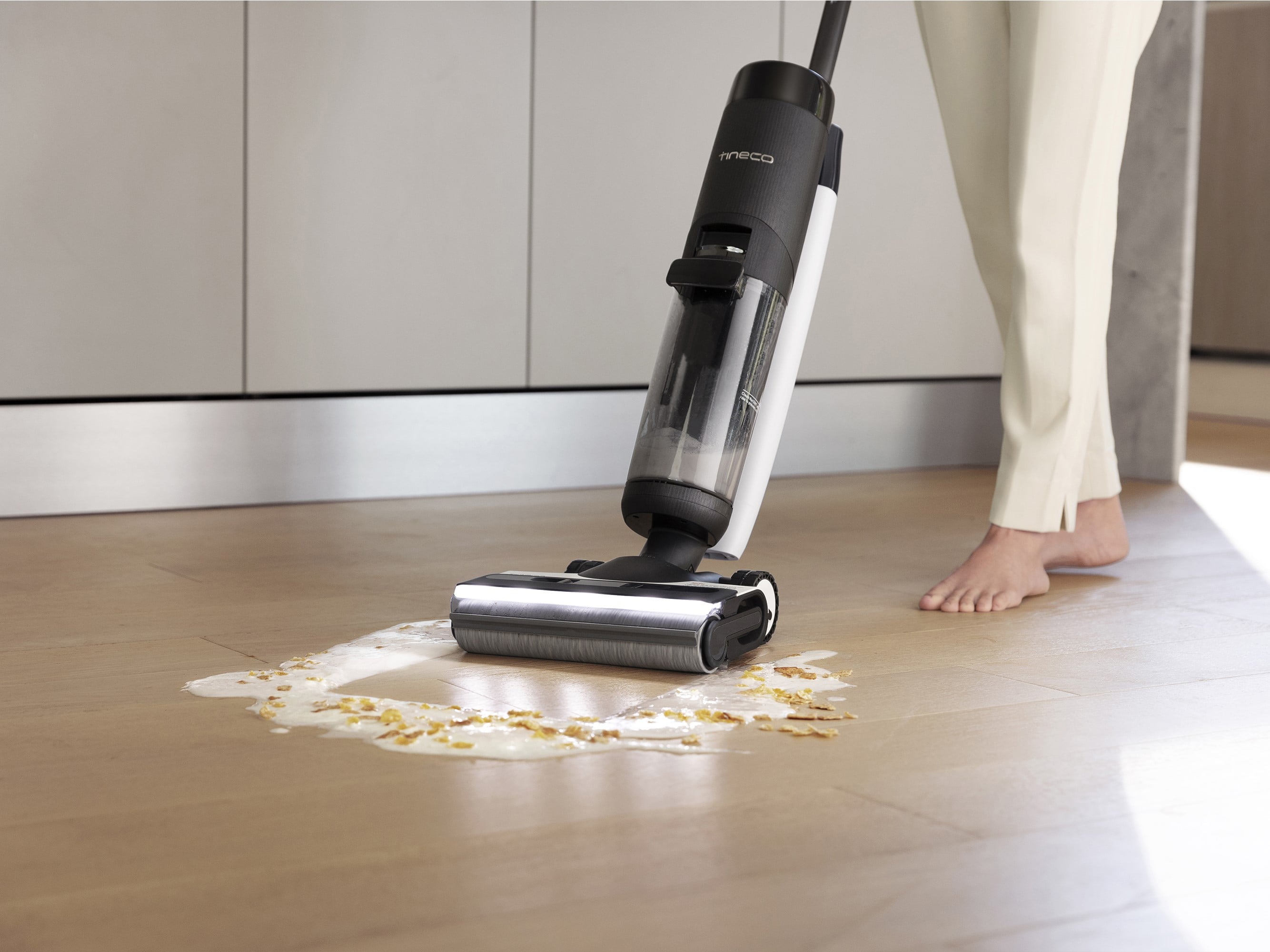 Teknologi pembersih vakum terbaru menggunakan baterai tanam alias tanpa kabel yang menyulitkan pengguna.