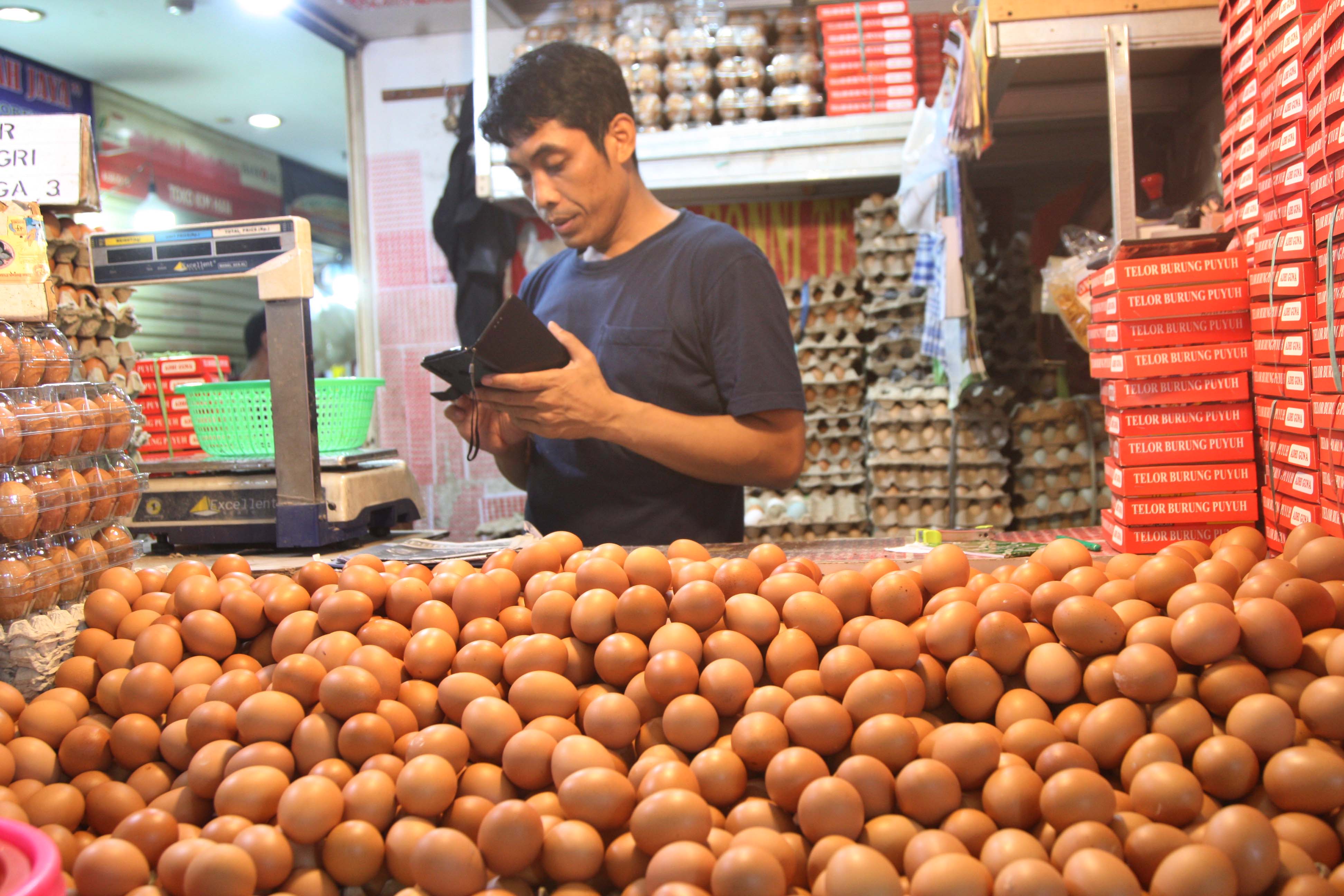 Pedagang telur tengah melayani pembeli di Pasar Senen, Jakarta
