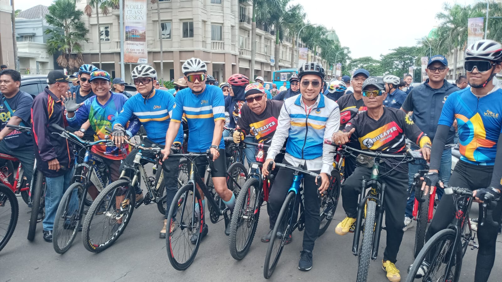 Pengurus dan para bacaleg Partai NasDem Karawang bersepeda menuju kantor KPUD