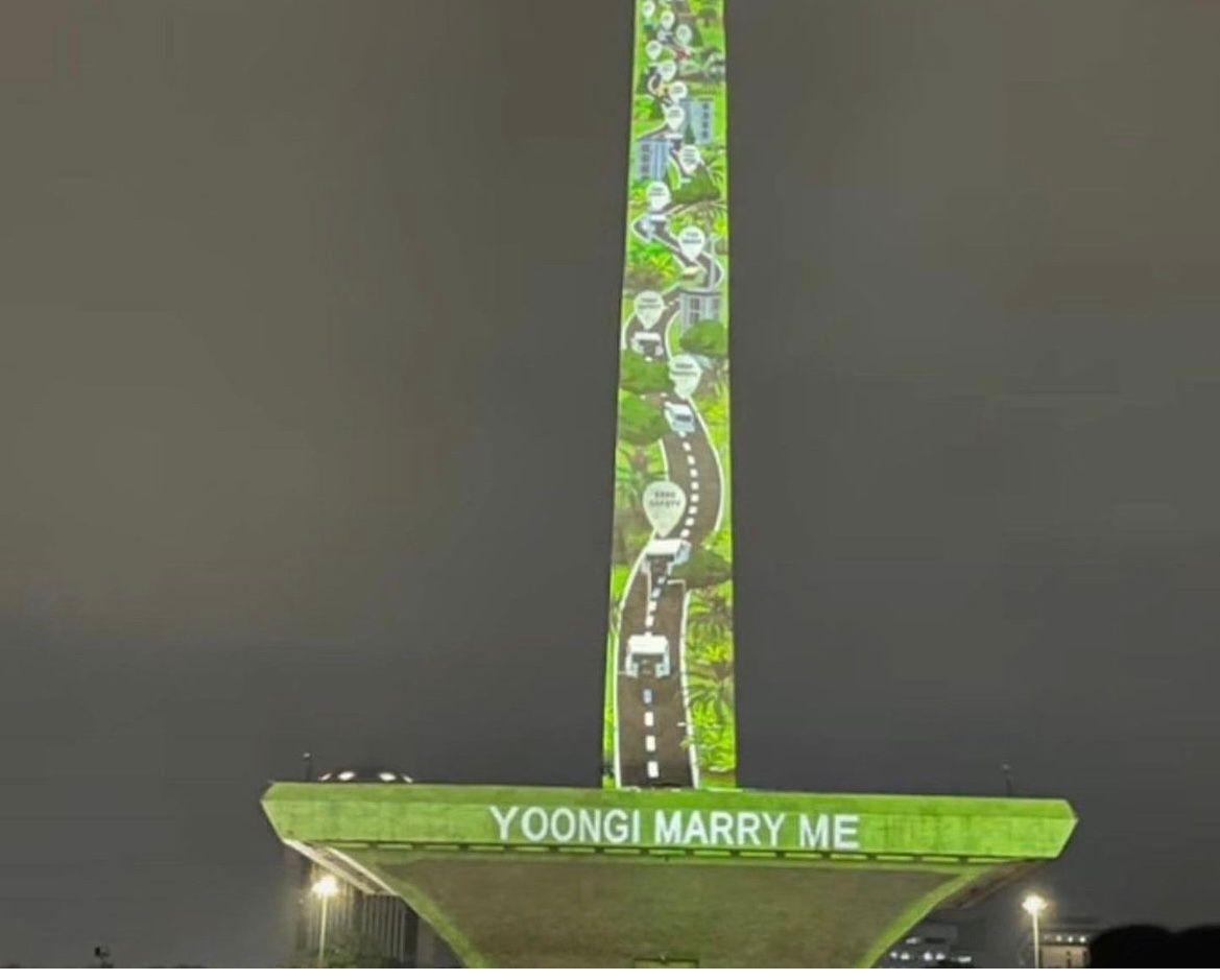 Monas week yang diwarnai dengan pesan-pesan untuk kpop idol sejak Sabtu (29/4) hingga Minggu (30/4) malam.