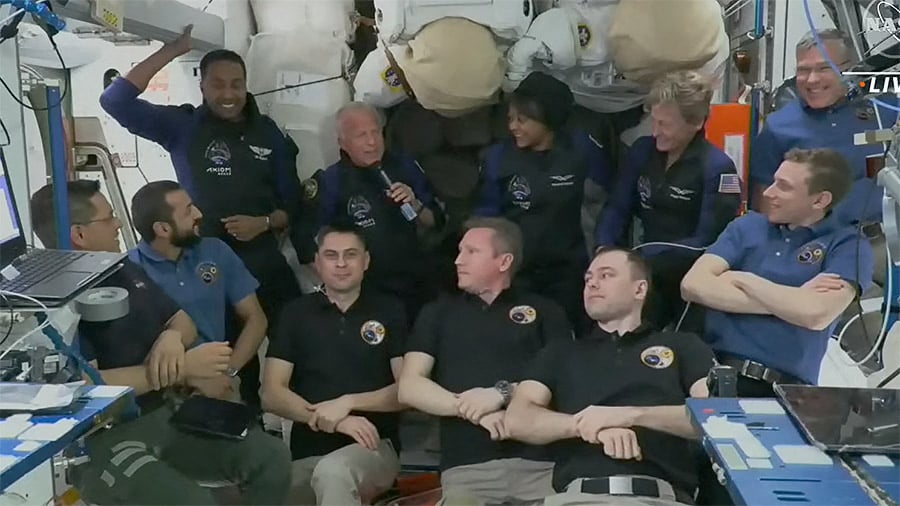 Empat astronaut yang baru tiba di ISS disambut oleh rekan-rekan mereka.
