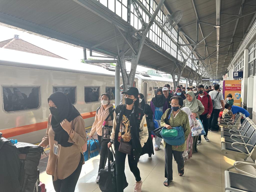 Penumpang kereta api turun di area Daop 1 Jakarta.