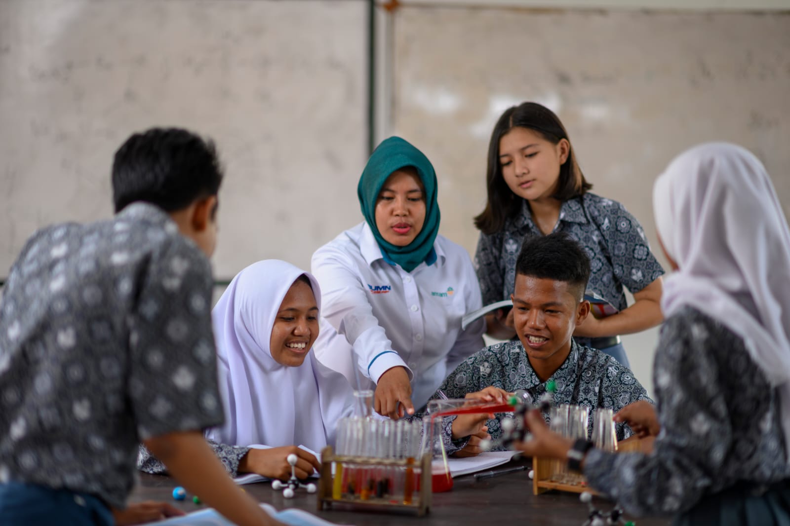 Ilustrasi: siswa sedang praktik di laboratorium sekolah