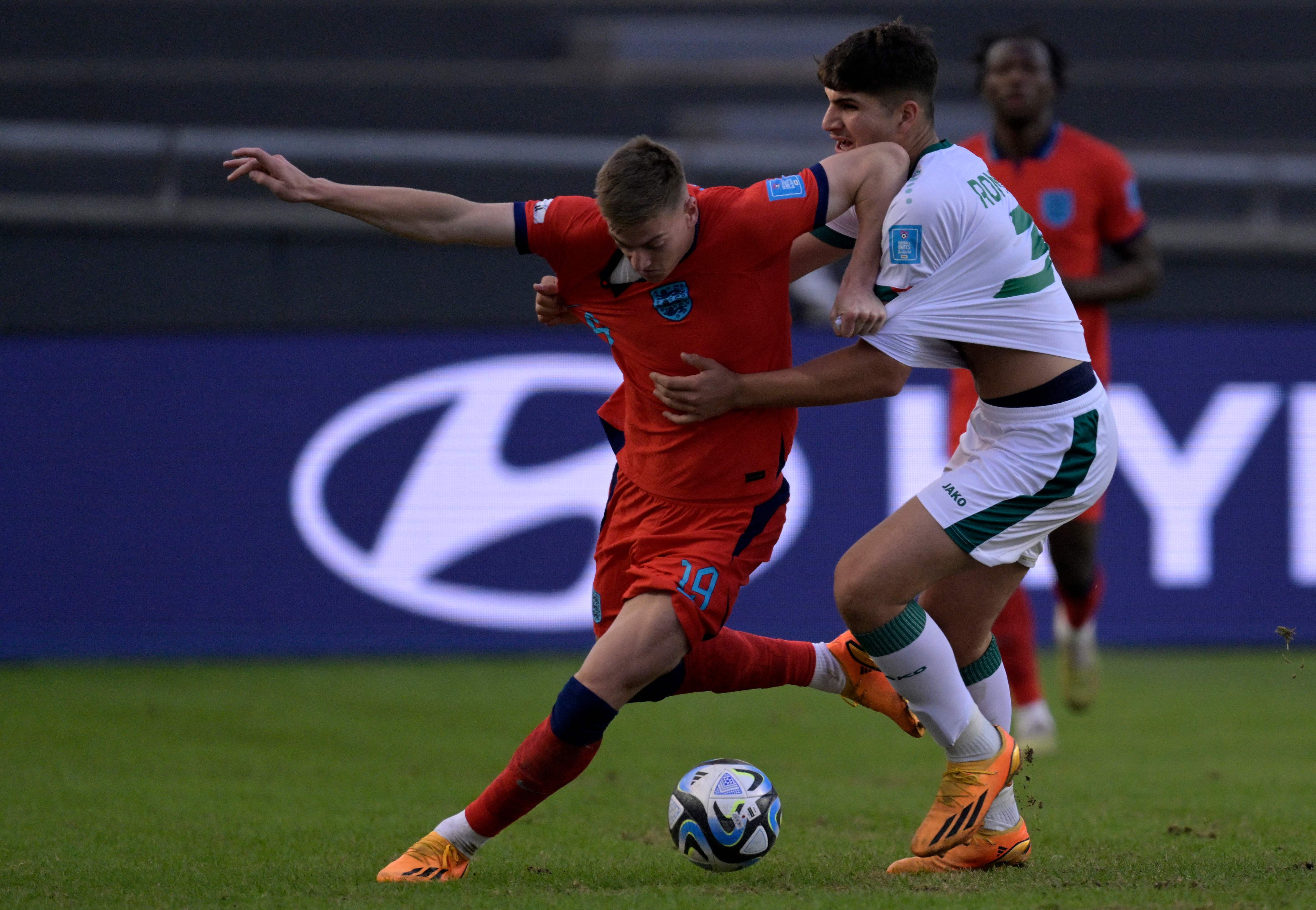 Penyerang timnas U-20 Inggris Liam Delap (kiri) berebut bola dengan Roman Doulashi dari Timnas Irak pada pertandingan 28 Mei 2023.