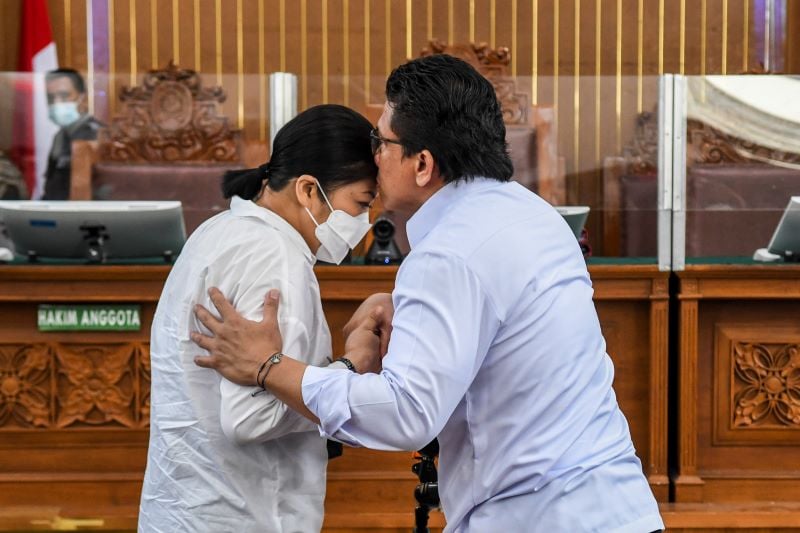 Ferdy Sambo mencium kening Putri Candrawathi