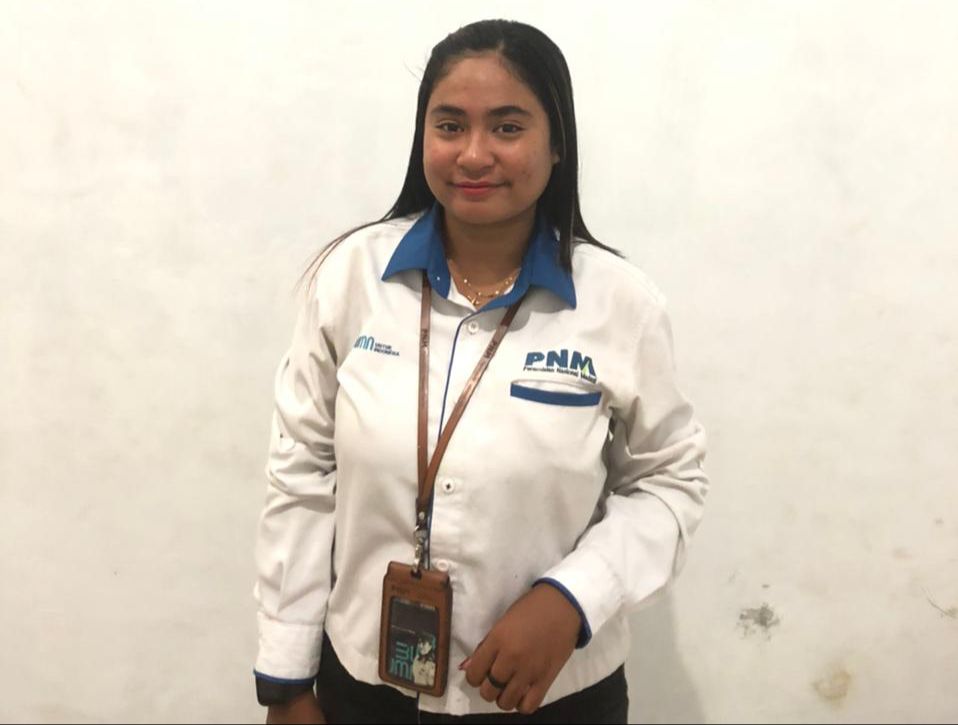 Account Officer (AO) PNM, Ayu, mendapat beasiswa pendidikan dan melanjutkan pendidikan ke universitas.