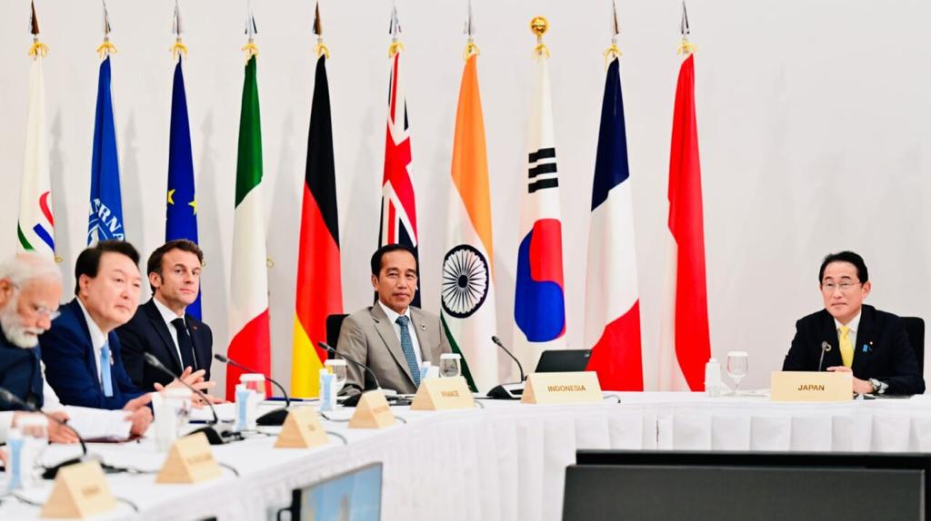 Presiden Joko Widodo menghadiri sesi kerja mitra dalam rangkaian KTT G7 di Hiroshima, Jepang