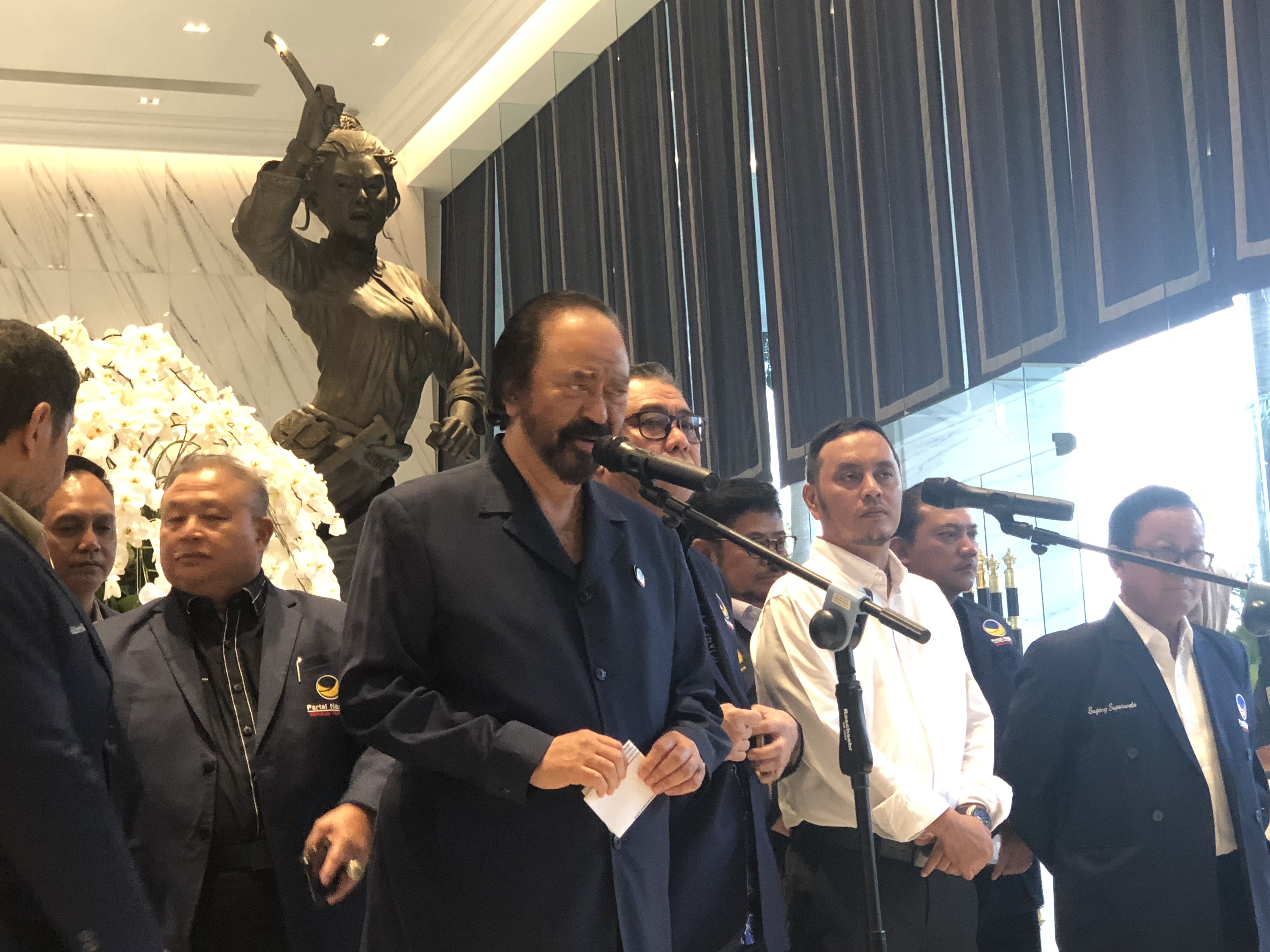 Ketua Umum Surya Paloh sampaikan keterangan kepada awak media 