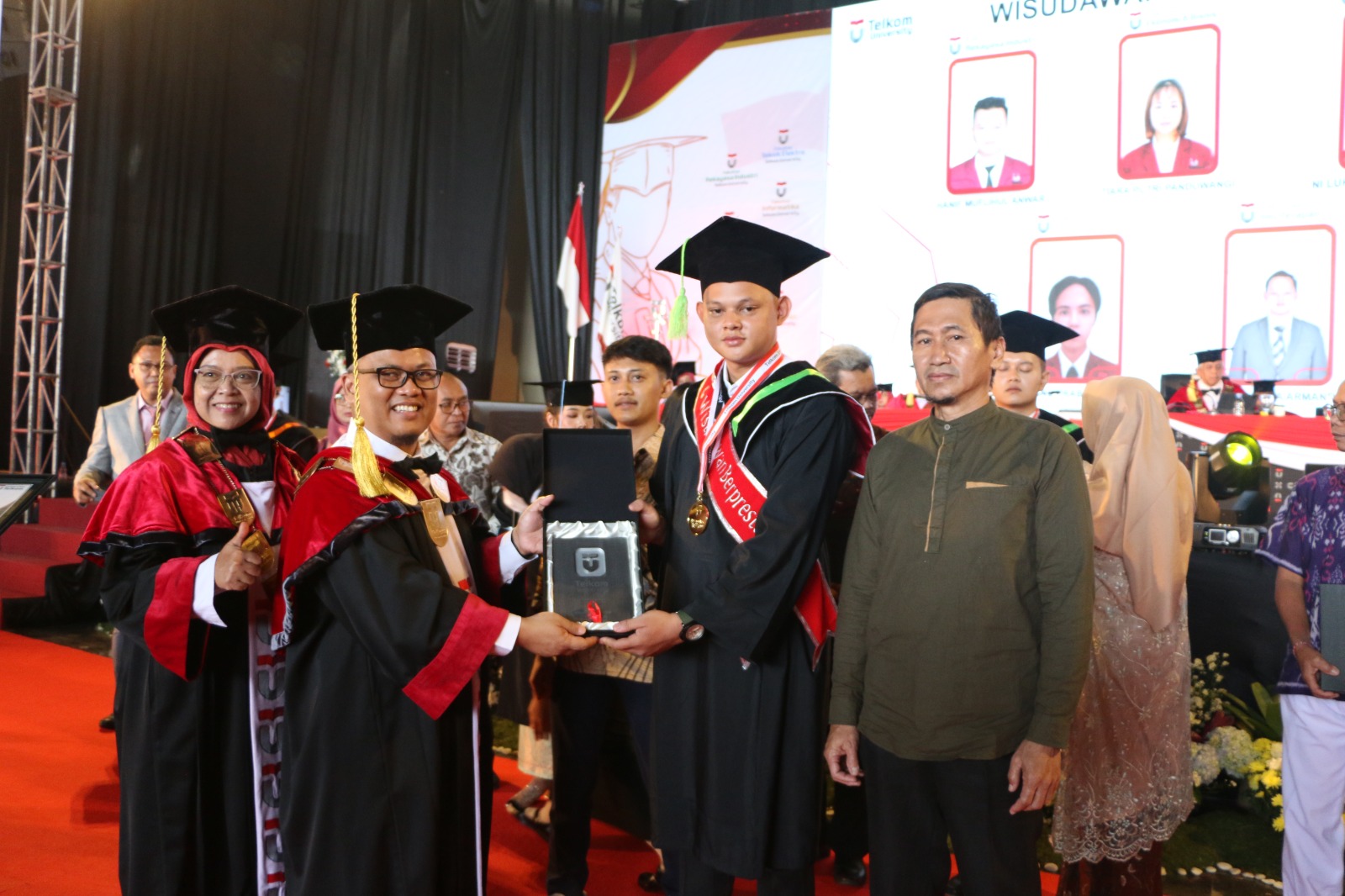 Wisuda Telkom University periode II 2022/2023. Telkom University memberi beasiswa keagamaan bagi calon mahasiswa baru. 