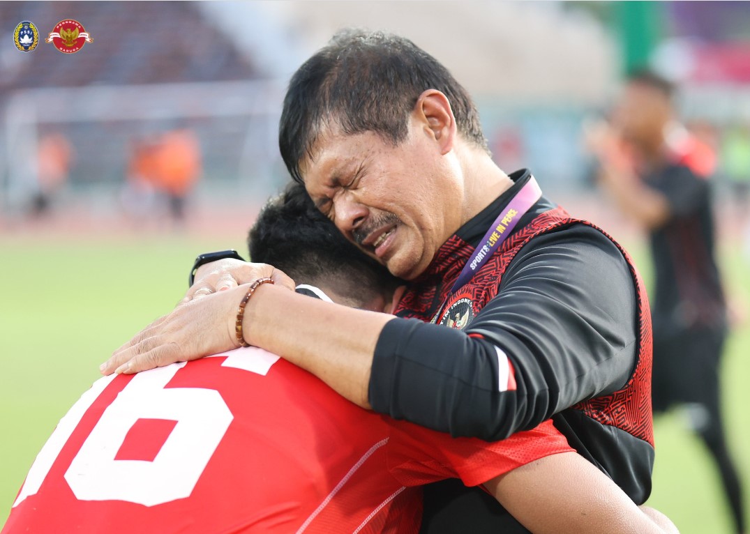 Pelatih timnas U-22 Indra Sjafri (kanan) memeluk seorang pemain usai laga semifinal SEA Games 2023 melawan Vietnam.