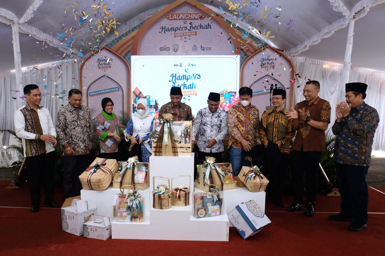 Semen Gresik menyiapkan bingkisan yang diserahkan untuk anak yatim dan duafa di Blora dan Rembang