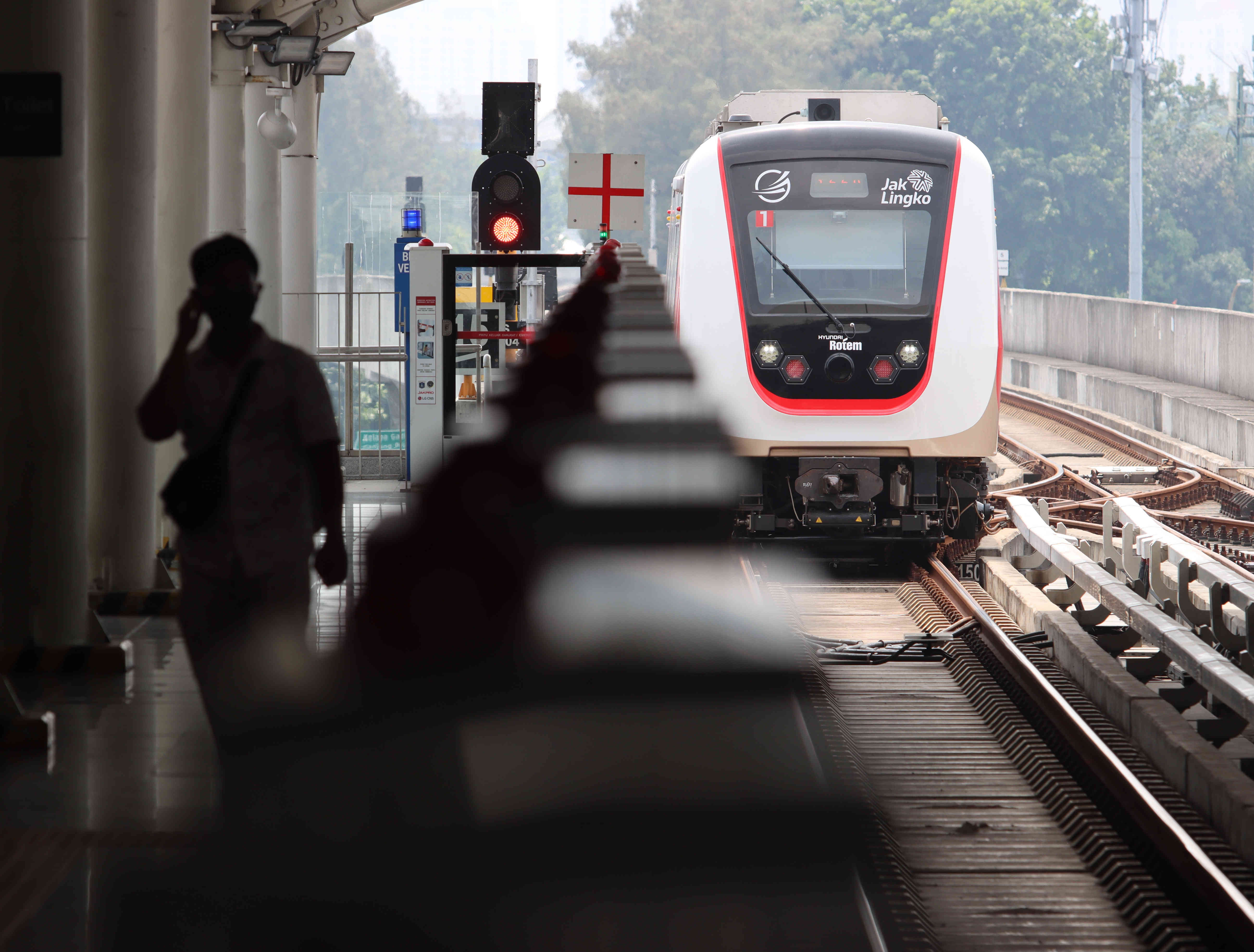 Rangkaian kereta Lintas Rel Terpadu atau Light Rail Transit (LRT) melintas di Stasiun Velodrome